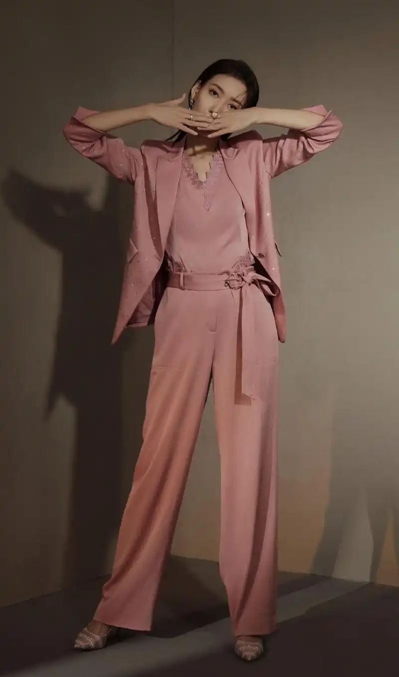 高露在某次现身活动时身着一袭星河拖地裙惊艳亮相