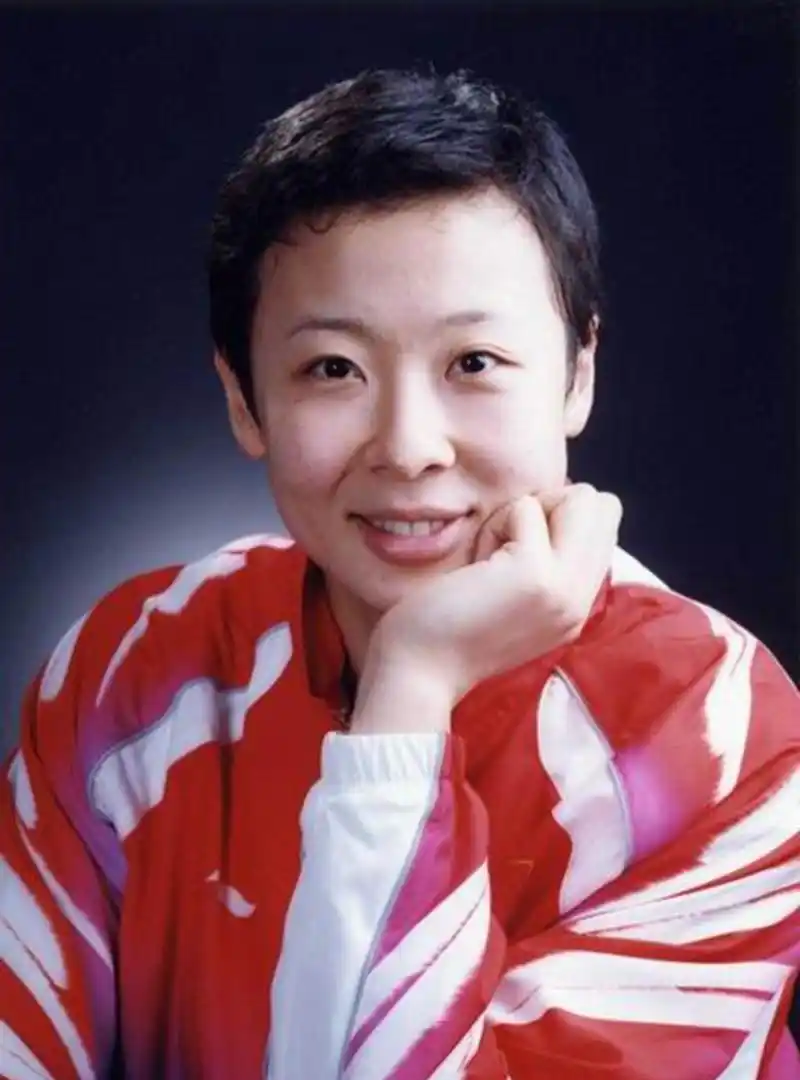 前女排队长冯坤领回泰国男友,之后做了件事,让粉丝大感伤心