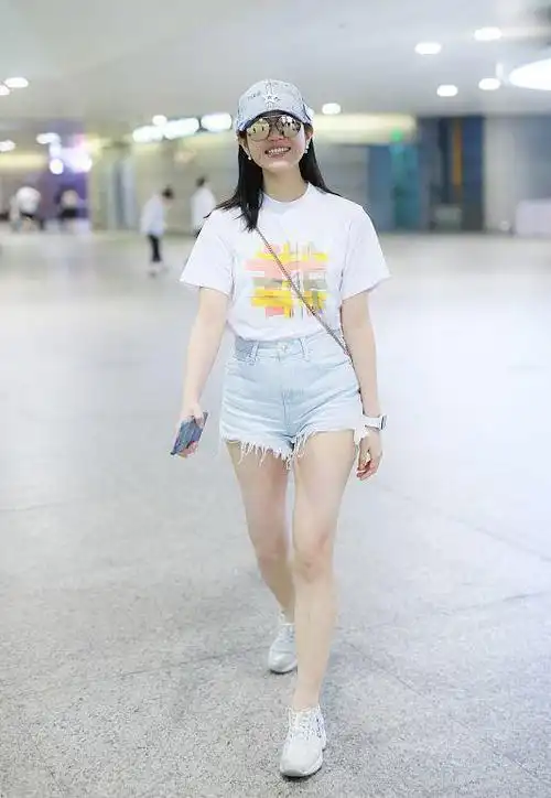 陈妍希真是辣妈穿搭的模板宽松上衣搭超短裤大腿有肉也不丑