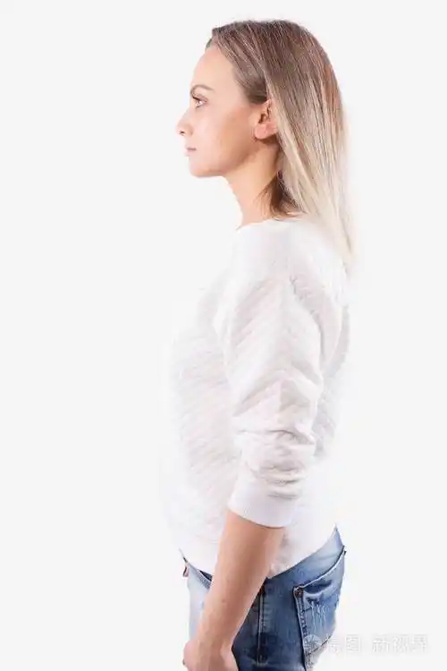 年轻女子侧身站在摄像机前向前看白色背景