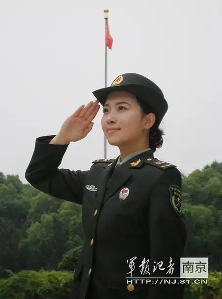 解放军女兵演出数百场获提干 超美戎装照