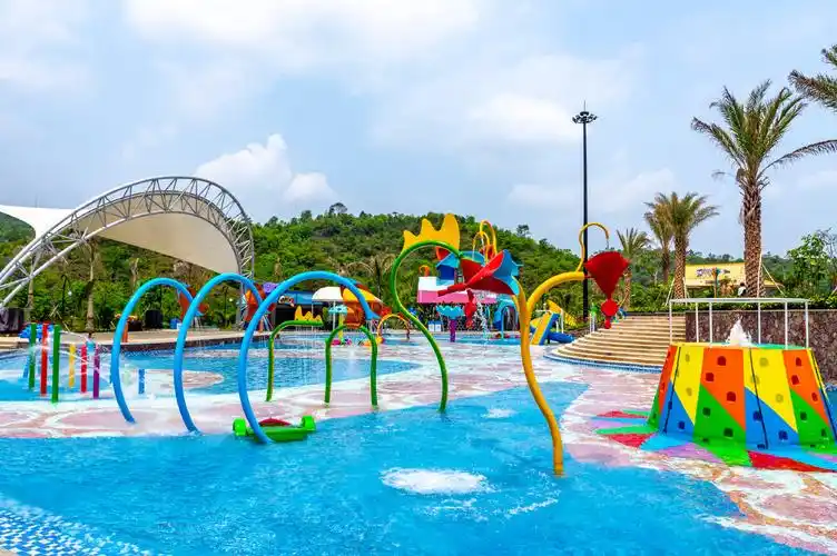 酒店水上乐园有两个最吸引人的地方,第一个就是这个全国首个超长悬空