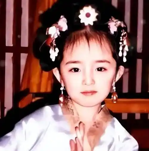 可以说小时候的杨幂就已经接触了很多演艺界的大人物.