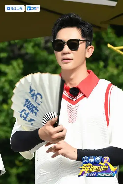 名牌##安慕希活性益生菌酸奶##奔跑吧##好喝更有益 益起安慕希##李晨