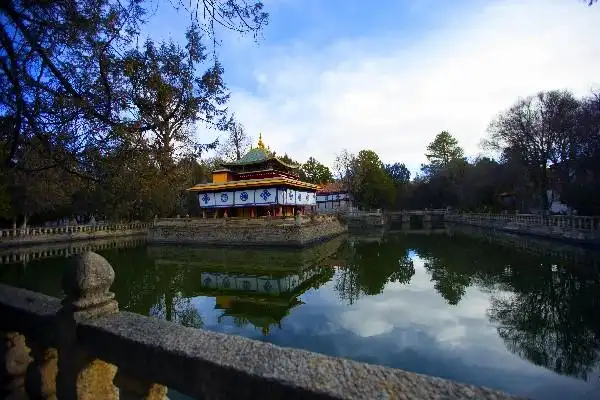 的藏式风格园林,经过二百多年的扩建,园内树木茂密,在绿树丛中,湖心宫