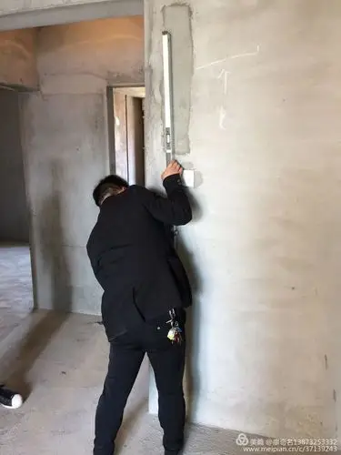 测量顶梁,窗框,卫生间高差,层高和房屋面积.