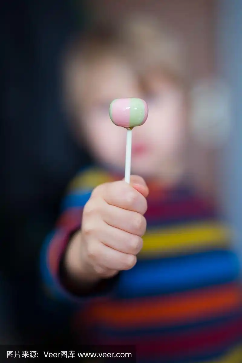 孩子手里拿着棒棒糖