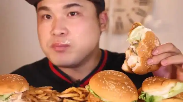 韩国大胃王吃汉堡,两三口就解决一个汉堡,网友:这也太厉害了吧