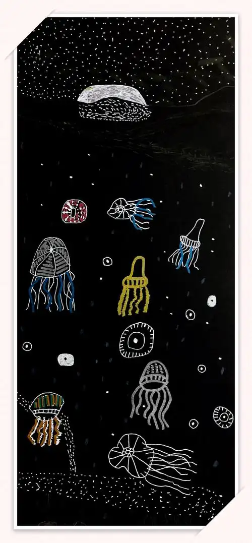 本节课利用荧光笔和高光笔来完成一副海底世界的水母画,朱辰希对于