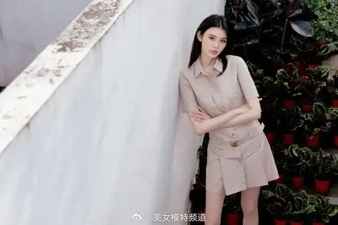 奚梦瑶穿米色连衣裙秀长腿倚墙随拍尽显超模风范