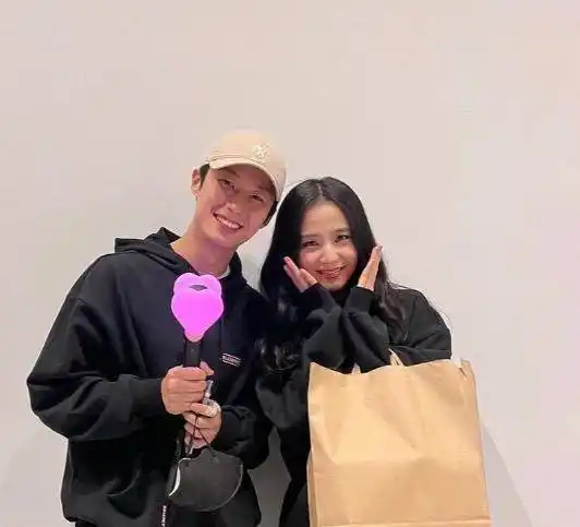 会的观众席很精彩,想不到这些巨星都是她们的好友_jisoo_感情_lisa