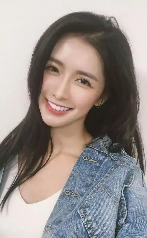 除了有一双月牙眼,她的表情管理也很到位,眼睛虽然弯弯的,但是不会