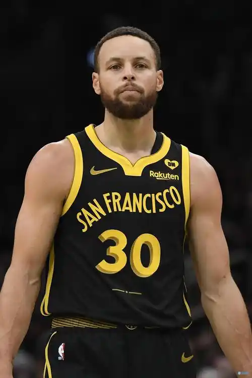 库里全场18投5中疯狂打铁 最后时刻崴脚伤退_勇士_公牛_直播