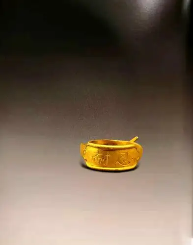 明代 金戒指 戒环最大径2.08厘米,戒面长1.5厘米,宽0.72厘米,重2.