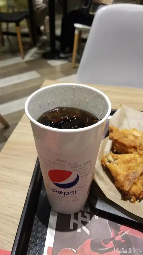 肯德基开盖喝可乐,发现缺斤少两