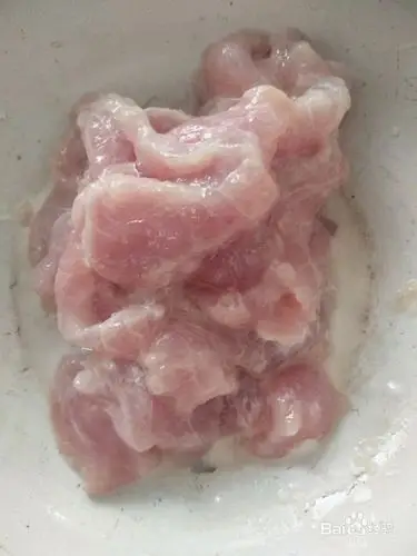 切成片,用淀粉浆制.锅里放油,加热.把浆制好的瘦肉用油滑出来.待用.
