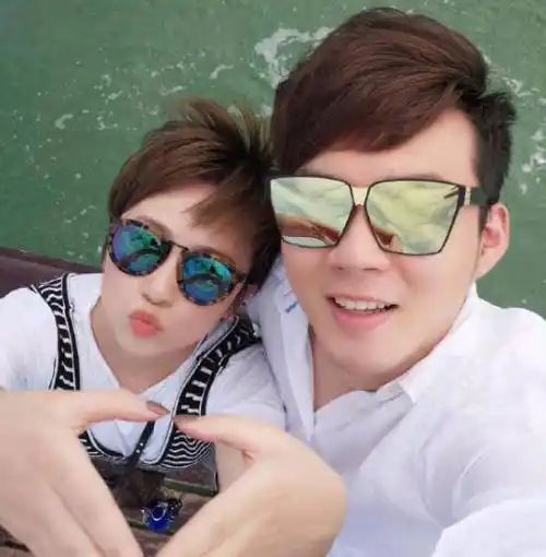 百亿票房女演员马丽罕见晒全家福,36岁嫁小11岁老公,超温馨_许文赫