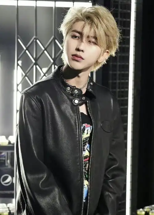 蔡徐坤金发皮衣造型生图