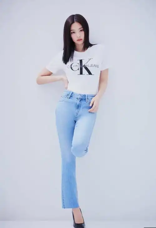 「」金智妮画报大片释出,摆出多彩表情和造型,表现出独有魅力!