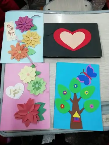 学会了写祝福语,制作卡片,在动手中感受节日的氛围
