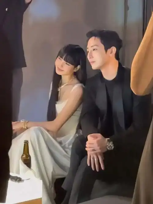 呜呜苏荷的ins还发了跟lisa的合照#lisa  #李洙赫