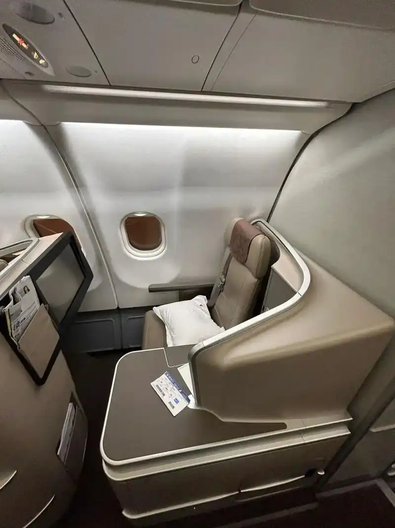 东航a330-300 上海-深圳 公务舱体验 座位排布:鱼骨式1-2-1 空间体验