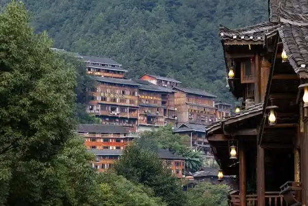 去贵州旅游哪里玩?贵州千户苗寨当地导游多少钱一天?