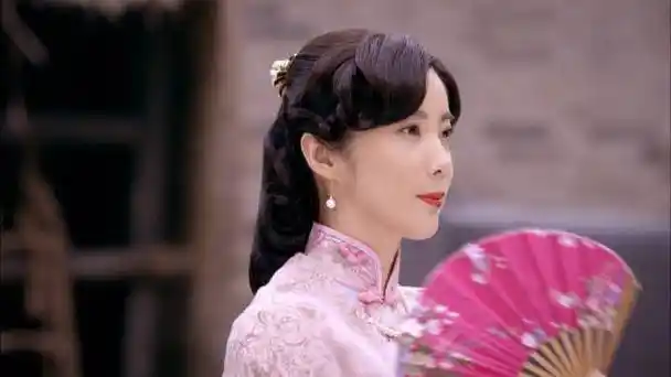 王子月@王珂 换上旗袍,精心打扮一番登场