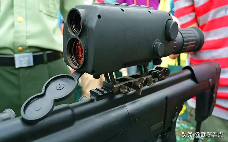 该枪最大的特点是配备具有测瞄合一功能的光电瞄准镜,能自动测距,自动