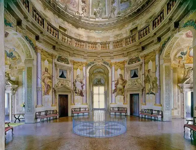 二层正中央是一个直径12m的圆厅,顶上覆盖一装饰华丽的圆形穹顶,别墅