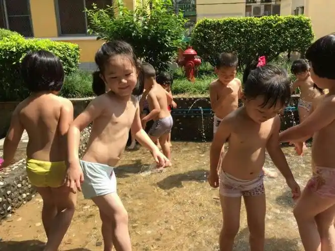 炎热的夏天,小朋友最爱玩水,童年的回忆,快乐如此简单