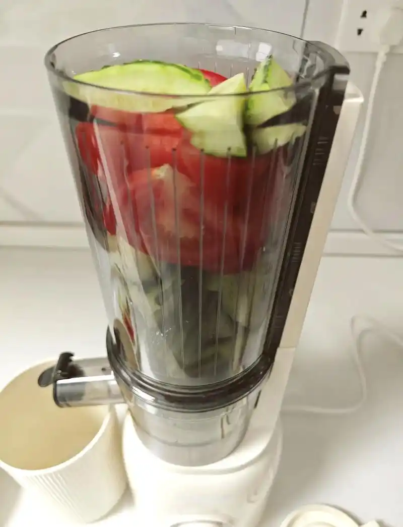 97便秘的小伙伴们,来试试这款黄瓜番茄汁吧!