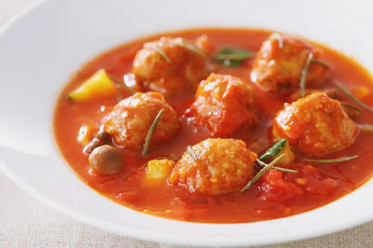 今日[下雨]美食推荐——番茄丸子汤  想象一下,在寒冷的天气,一碗热腾