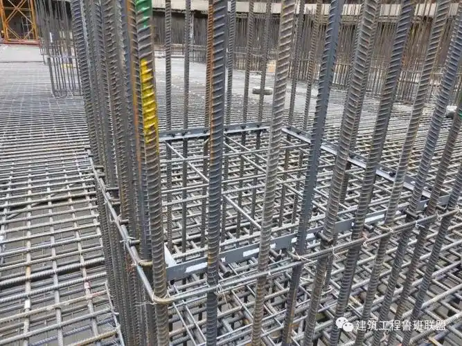 筏板上层钢筋安装时使用预制定位钢筋控制间距,保证筏板钢筋安装