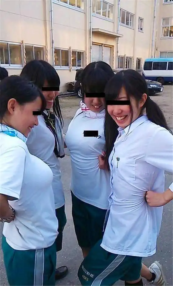 外国小学生晒"性感",网友直呼"毁三观"!早熟有多可怕