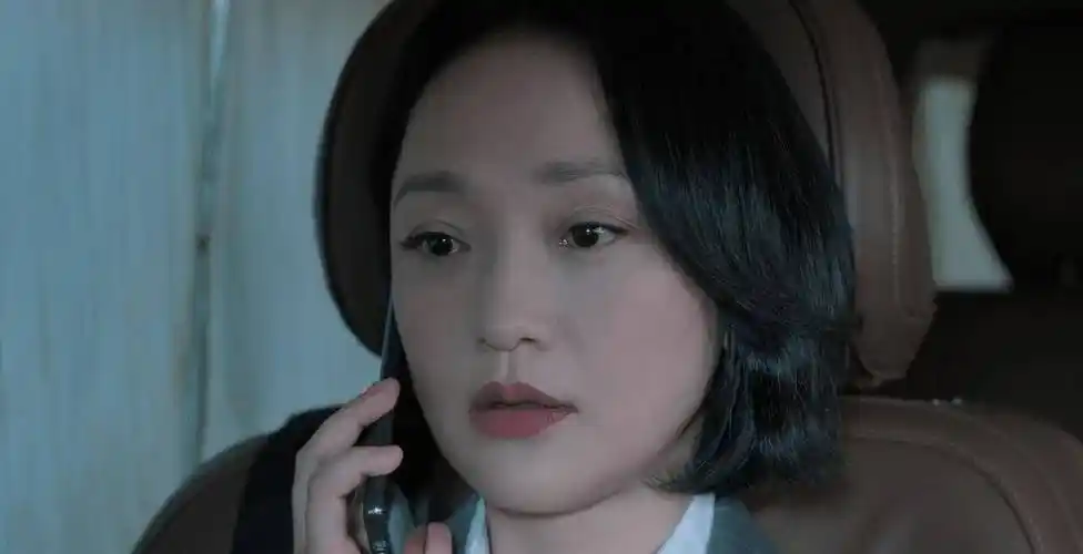 就连鼻子都快磨平了,真人皮肤的质感都没了,更别提能看到周迅细腻的