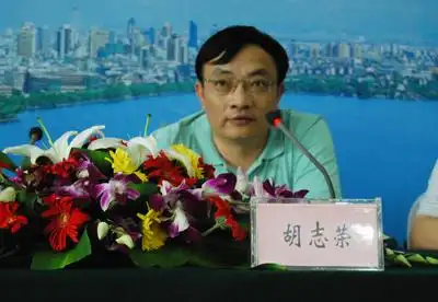 市劳动和社会保障局副局长胡志荣主持会议