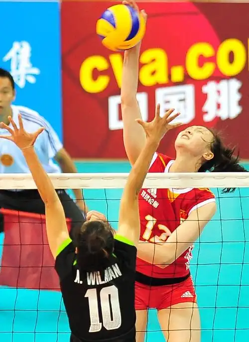 中国胜泰国 5月22日,中国队队员惠若琪(右)在比赛中扣球