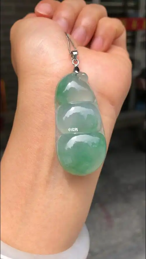 冰飘绿翡翠大福豆吊坠
