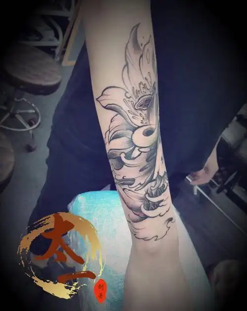 小臂鲤鱼纹身图片_手臂新传统鲤鱼纹身图案