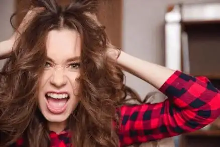 (其实我今晚8点多的时候才剪完头发)甚至不少女生,可能已经因为这个