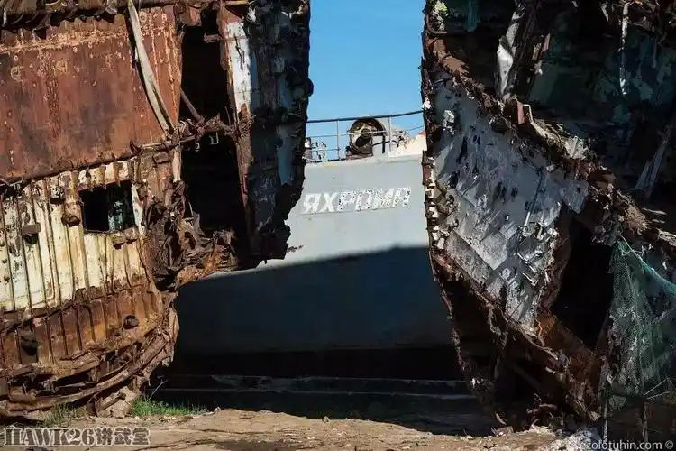 昔日俄海军主力战舰只剩下支离破碎的生锈残骸