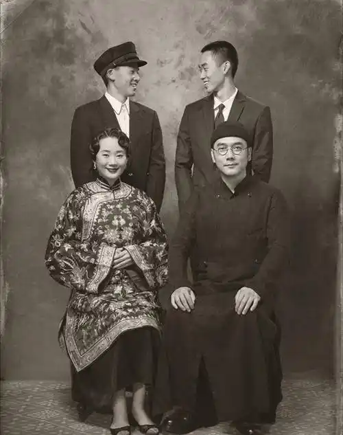 林依轮晒民国风全家福,妻子温婉端庄,两个儿子帅气极了_穿着_广东音乐