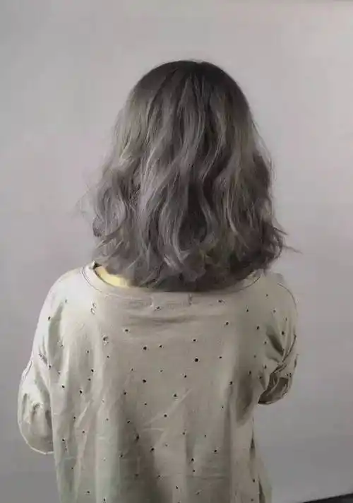 发型欣赏——齐肩烫发