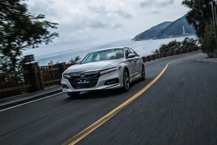 上市三年的第十代雅阁,为何依然能够冠绝b级车市场?