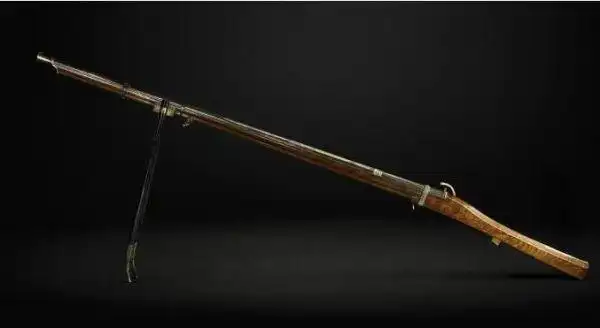 乾隆御用猎枪1670万元被拍卖 以金银装饰枪膛刻字