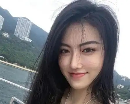 辣眼睛69岁曾志伟为26岁超模庆生亲吻对方两人均是单身