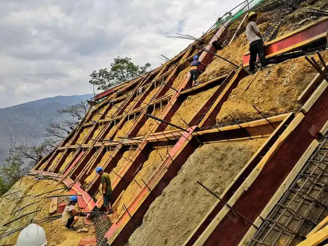 第七级边坡防护锚索框格梁模板安装    工人10人.