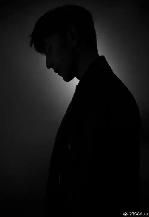 颇具艺术感,岁月静好的沉醉,剪影都如此迷人,真的好喜欢爱豆啊肖战|王