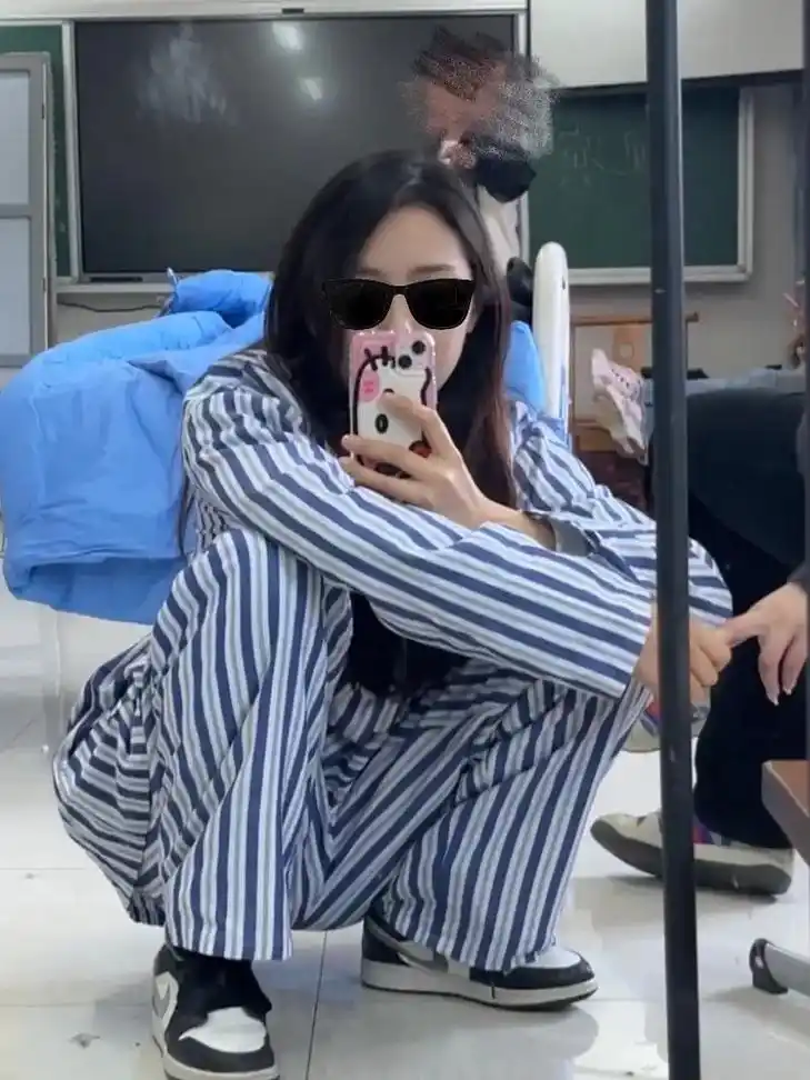 不愧是病号服,像我这样正常人穿着也还蛮有病的#主打的就是反差 - 抖